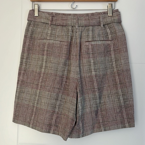 A beautiful woman short🐬 - Picture 2 of 5